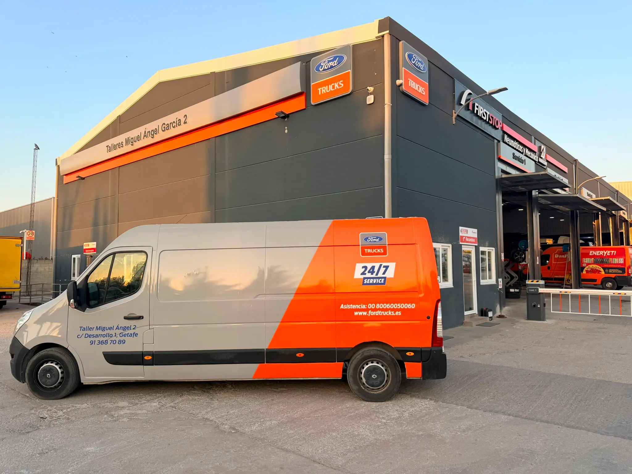 Furgoneta de asistencia Ford Trucks en la fachada de Talleres Miguel Ángel García 2, Getafe