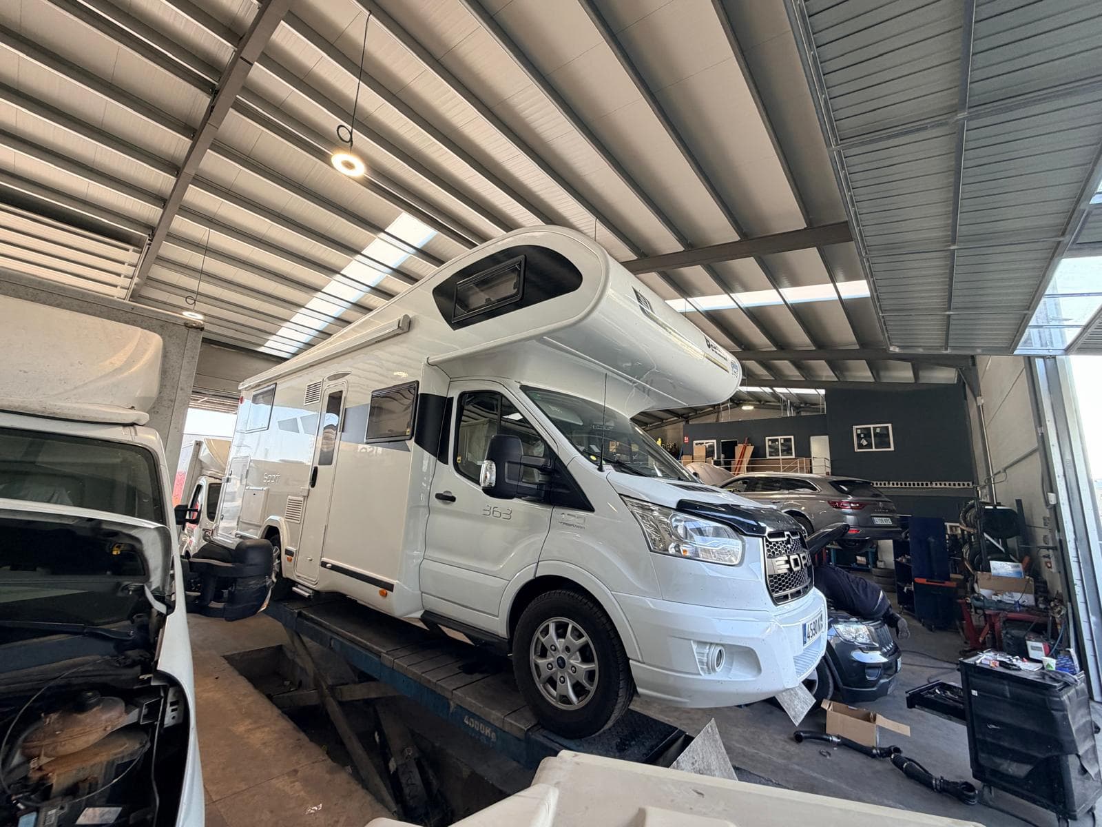 Autocaravana en el elevador del taller de Talleres Miguel Ángel García 2 en Getafe